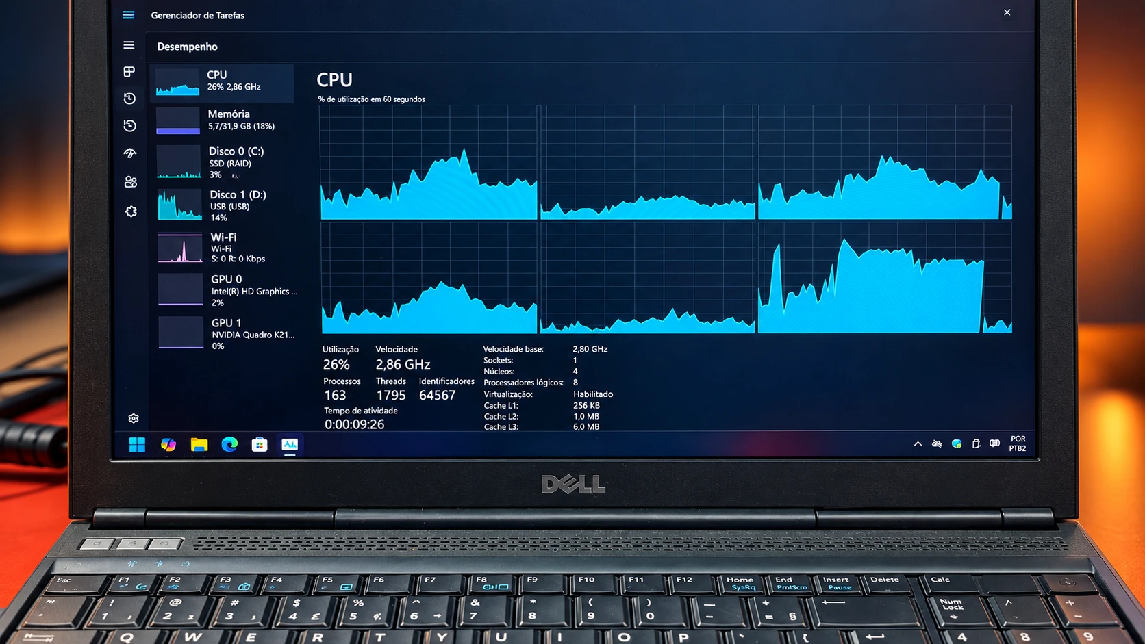 Notebook Dell exibindo o desempenho do sistema no Gerenciador de Tarefas